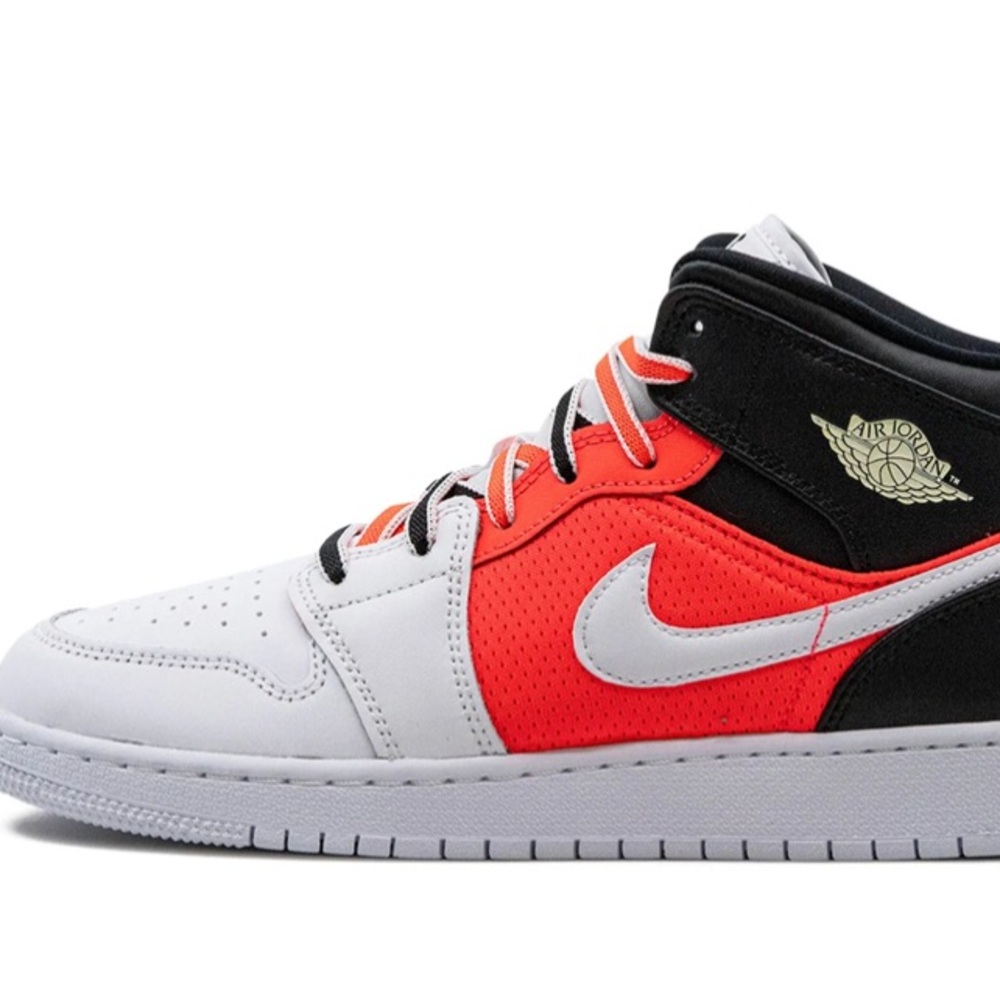 The Air Jordan 1 Mid SE 'White Infrared' 


BRAND NEW NEVER WORN